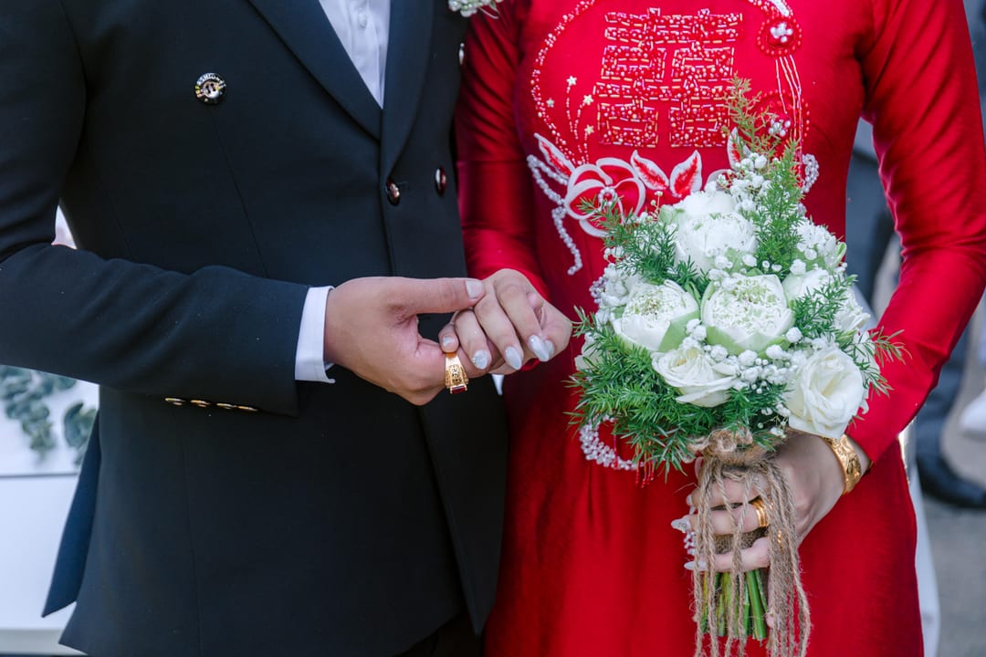 Trao nhẫn cưới