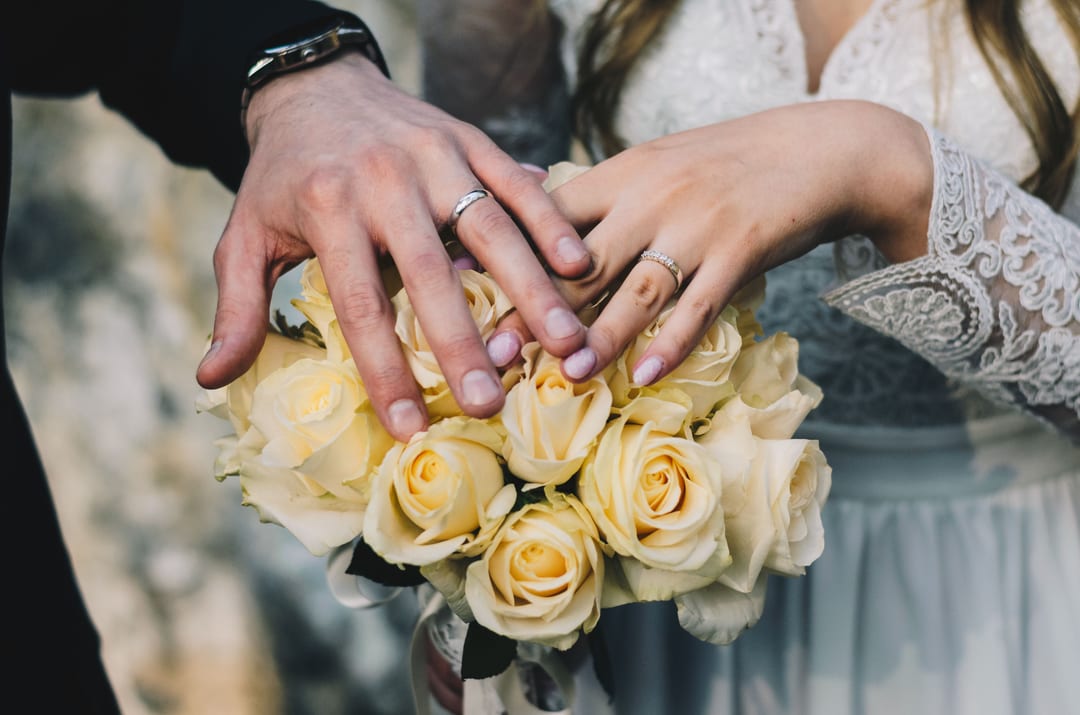 Nhẫn cưới trên bó hồng vàng