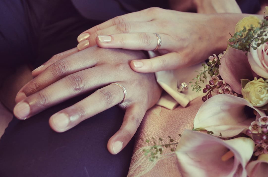 Nhẫn cưới và hoa loa kèn