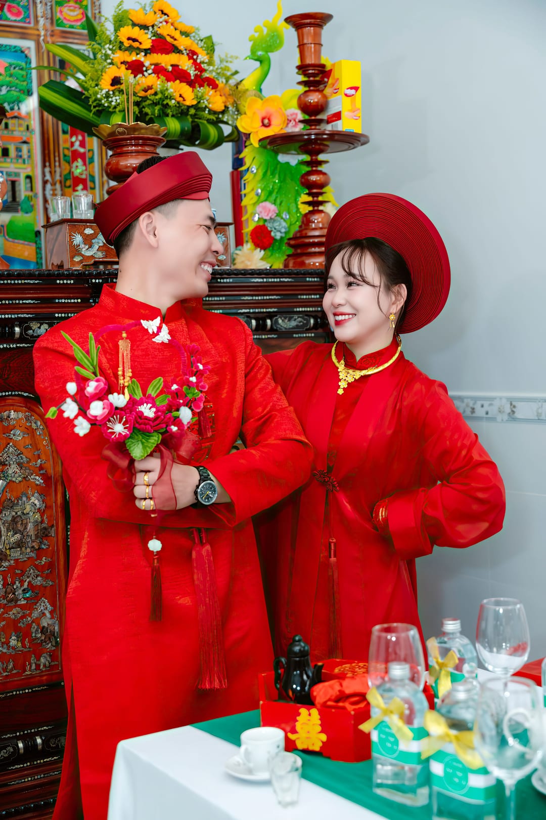 Lễ gia tiên, cô dâu chú rể khăn đóng áo dài