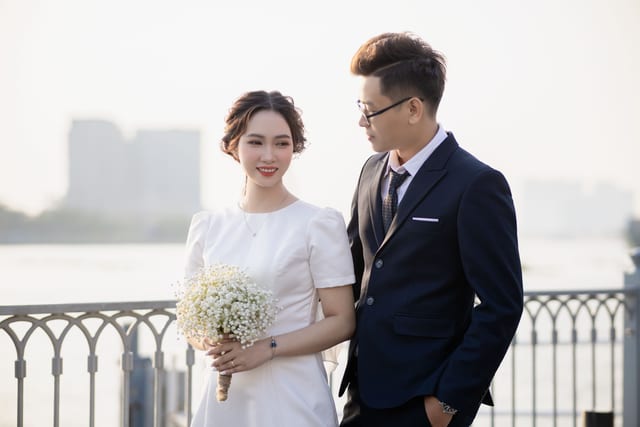 Cặp đôi bên bờ sông