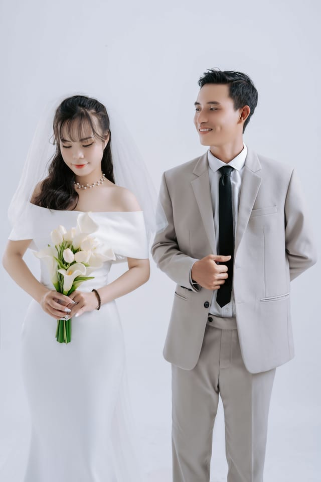 Cặp đôi trong studio với hoa loa kèn